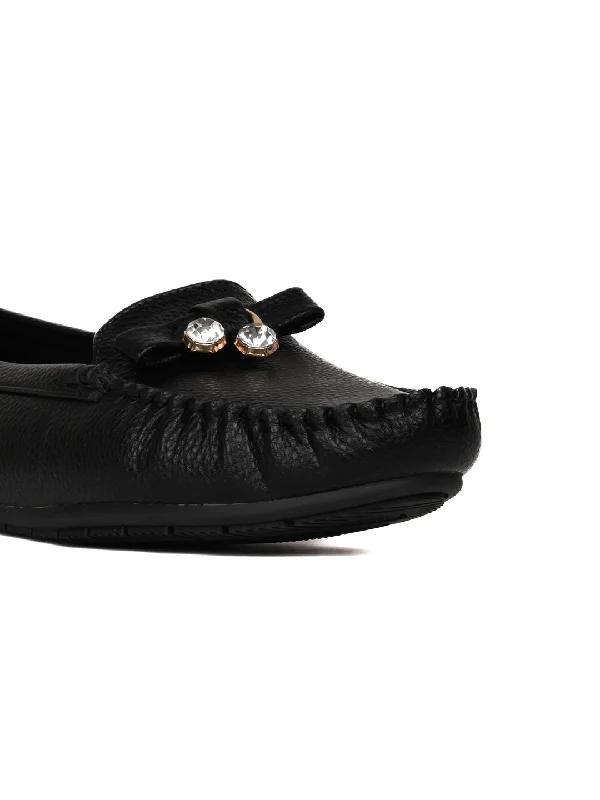 Women Black Textured Loafers